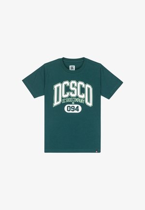 Turkusowy bawełniany t-shirt z białym i zielonym nadrukiem graficznym z napisem "DC SHOE COMPANY" oraz "094" na przodzie. Krótkie rękawy, okrągły dekolt.