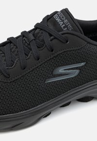 Skechers Performance GO WALK 7 LECE UP - Chaussures de course - black