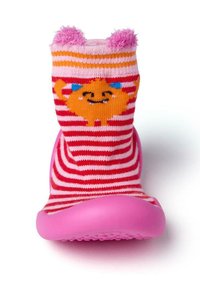 Chaussette rayée rose et rouge avec un motif de monstre jaune souriant ; garnie d'accents en peluche rose, fixée à une semelle en caoutchouc rose.