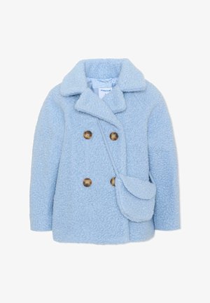 Cappotto doppiopetto in lana azzurra chiaro con texture, bottoni marroni e piccola borsa a tracolla attaccata.