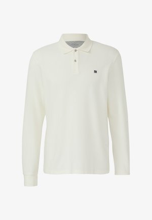 Wit poloshirt met lange mouwen, twee knopen, geribbelde manchetten, klein zwart logoplaatje op de linkerborst en een klassieke kraag.