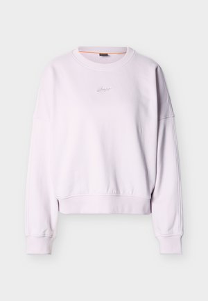 Világos rózsaszín, hosszú ujjú, kerek nyakú pulóver bordázott mandzsettákkal és derékrésszel, kis hímzett logó a mellkas közepén.