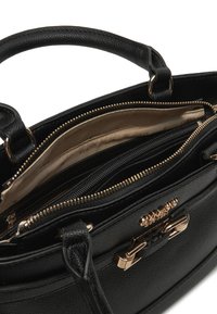 Borsa a tracolla nera strutturata realizzata in pelle testurizzata, con interno con zip e fodera beige, arricchita da dettagli in tonalità oro.