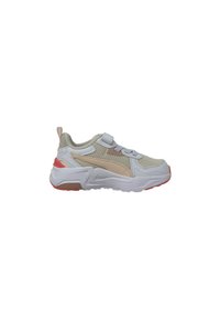 Zapatillas deportivas ligeras en blanco, beige y coral, con parte superior de malla, cuello acolchado, correa ajustable y suela texturizada.