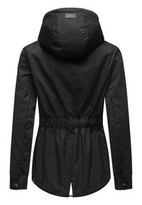 Svart vattentät jacka med cinchad midja, justerbar huva, långa ärmar och rundad nederkant. Har knappar som accent på ärmarna.
