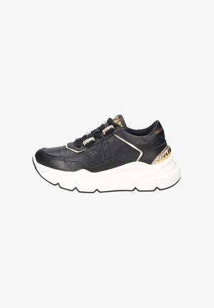 Sneaker in pelle nera con dettagli in oro, suola bianca spessa, pannelli laterali texturizzati e accessori decorativi sui lacci.