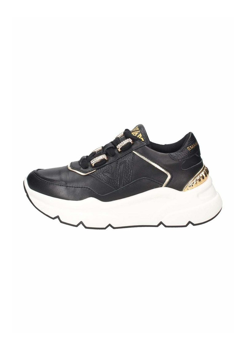 Sneaker in pelle nera con dettagli in oro, suola bianca spessa, pannelli laterali texturizzati e accessori decorativi sui lacci.