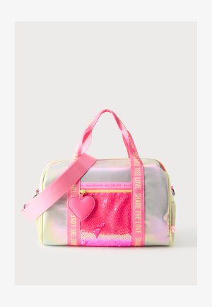 Sac de sport irisé rose et jaune avec poche avant en sequins roses, doubles poignées, bandoulière amovible et tirette de fermeture éclair en forme de cœur.