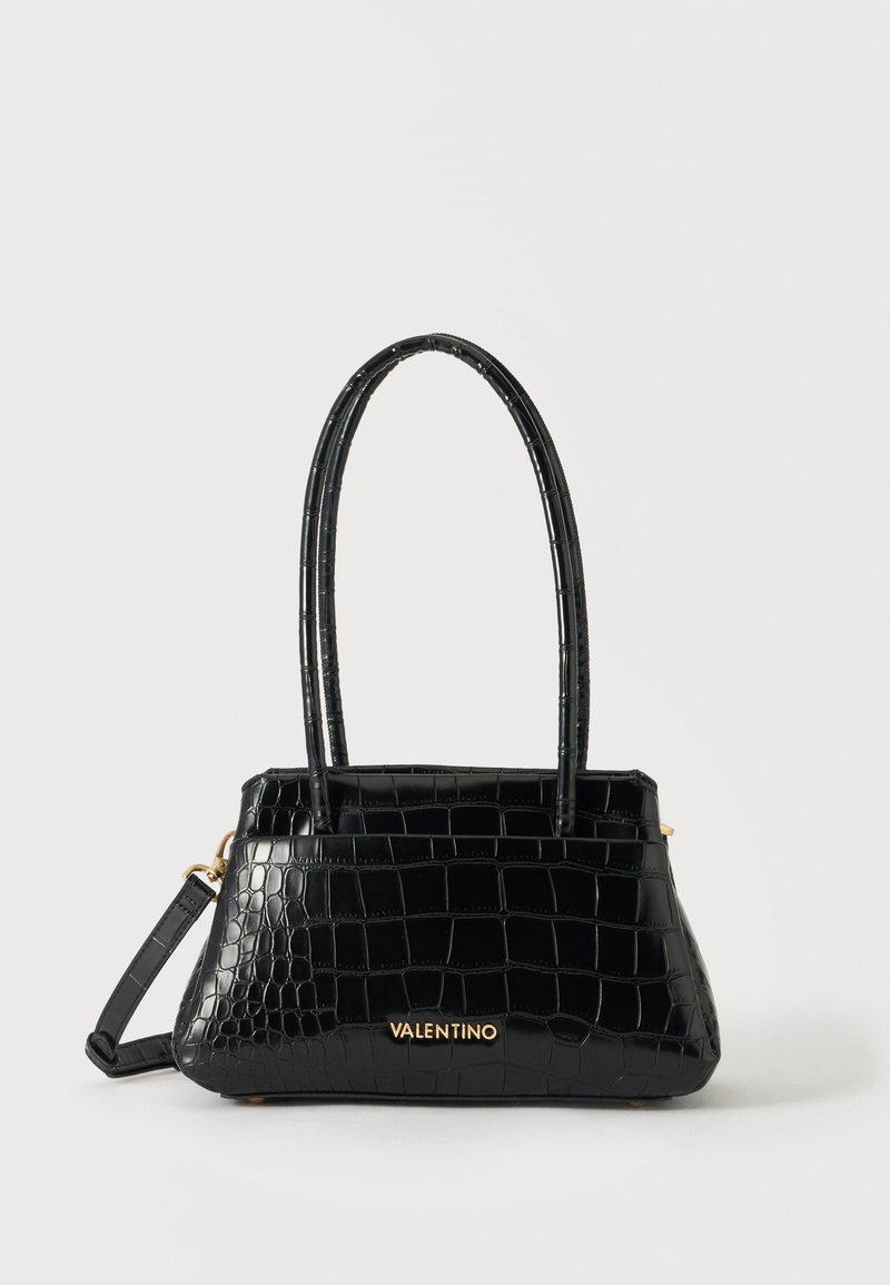 Μαύρη τσάντα Valentino με ανάγλυφη υφή κροκοδείλου, δύο μακριές λαβές, αποσπώμενο λουράκι ώμου και χρυσό λογότυπο του brand μπροστά.