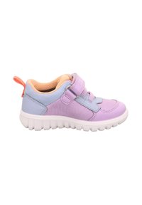 Chaussure de sport enfant en violet et bleu clair avec doublure intérieure pêche, semelle blanche et languette de talon orange avec fermeture scratch.