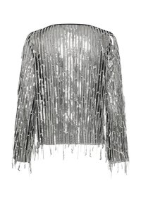 Top argentato con finitura lucida e riflettente. Presenta maniche lunghe e una silhouette ampia, accentuata da dettagli in frange verticali.