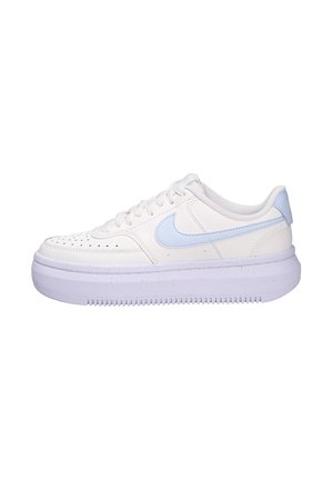 Baskets en cuir blanc avec des accents bleu clair, semelle en caoutchouc texturée, bout rond et détails perforés sur la tige.