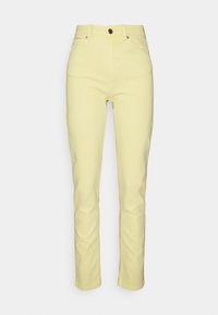 Calças de ganga amarelas com um corte slim, cintura alta, fecho frontal por botão e design de cinco bolsos. Textura suave e corte de perna reta.