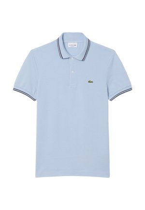 Polo azul claro de algodón, con cuello, tapeta de tres botones y detalles de rayas azules marino y blancas en las mangas. Logo de Lacoste en el pecho.