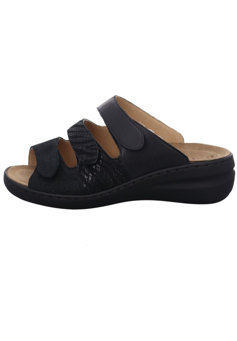 Schwarze Sandale mit drei verstellbaren Riemen; glattes und strukturiertes Material; offenes Design für die Zehen; konturierte Fußbett; niedriger Keilabsatz.