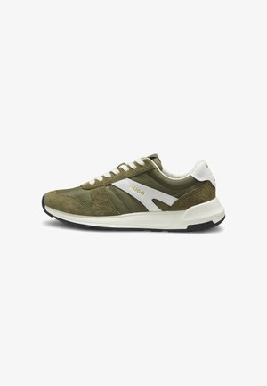 Niedriger olivgrüner Sneaker mit weißen Veloursakzenten, weißen Schnürsenkeln, schwarzer Sohle und goldfarbenem "HUGO"-Logo an der Seite.
