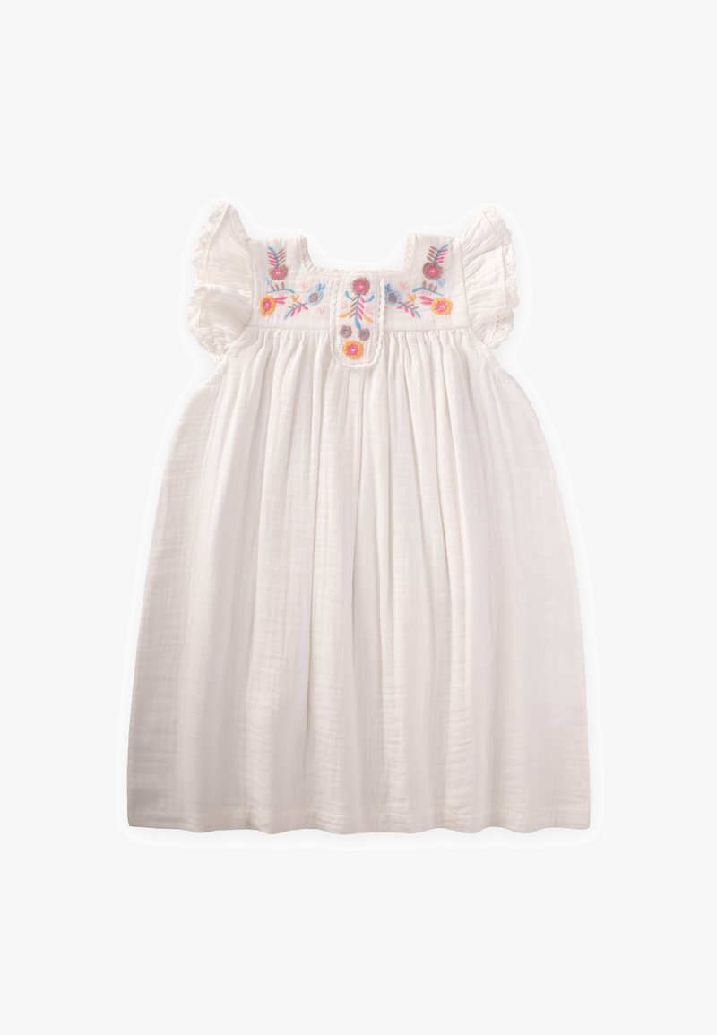 Bijela pamučna haljina s kratkim nabranim rukavima, izvezenim cvjetnim uzorkom u ružičastoj i plavoj boji, te nabranim plisiranim dijelom ispod okruglog izreza.