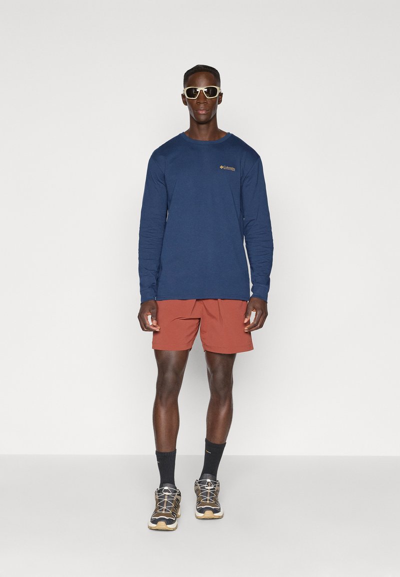 Columbia Maglietta Uomo Explorers Canyon, Maniche Lunghe, 100% Cotone, Vestibilità Regolare, Grafica Sul Retro