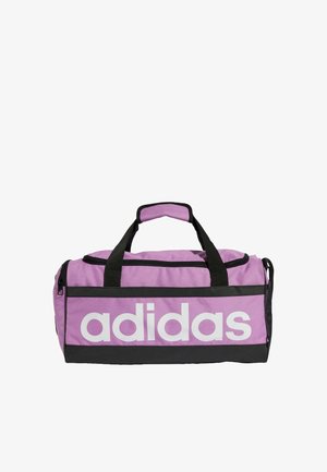 Bolsa de deporte rosa con detalles y asas negras. Cuenta con un gran logo blanco de "adidas", cierre de cremallera y tela texturizada.