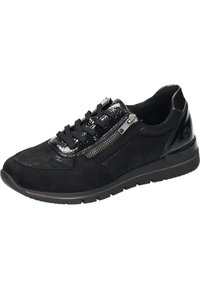 Zwarte sneaker van suede en lakleer, met veters, een zijrits, rubberen zool en textuuraccenten op het bovenwerk.