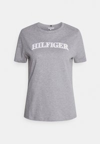 Camiseta de manga corta gris hecha de una mezcla de algodón, con un logo blanco de "HILFIGER" impreso en el pecho. Cuello redondo clásico.