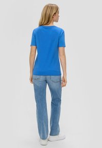s.Oliver MIT LOGOPRINT - T-shirt basic - royalblau
