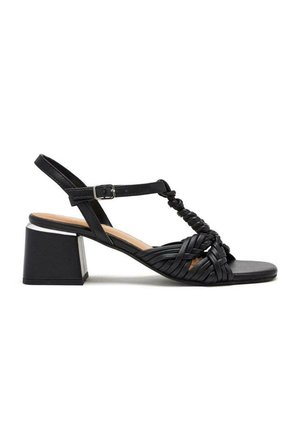 Sandale noire à talons avec un design de bride tissée, bout ouvert, sangle de cheville avec boucle et un talon carré avec un accent métallique.