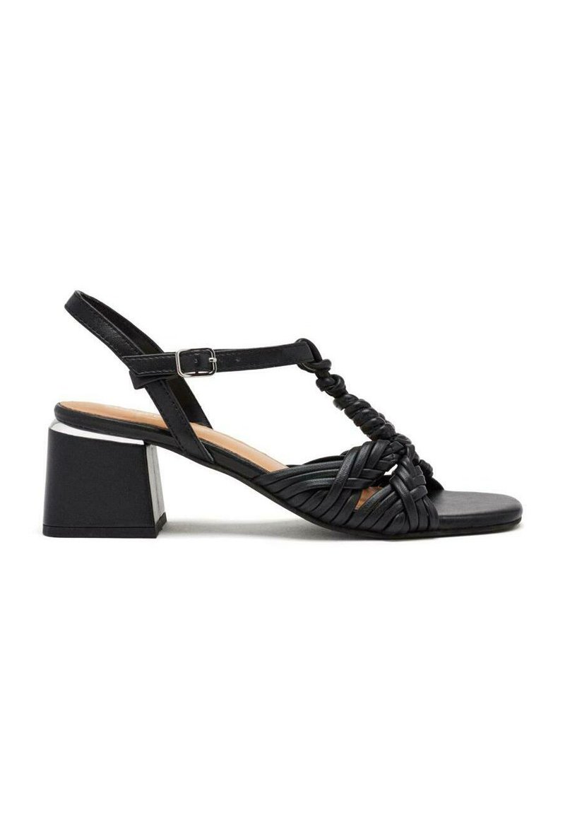 Sandal de tacón negro con diseño de tiras trenzadas, punta abierta, correa al tobillo con hebilla y un tacón cuadrado con un acento metálico.