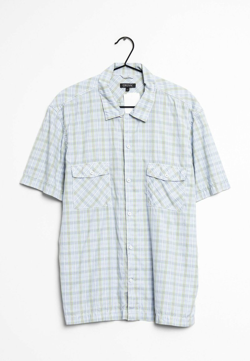 Chemise à manches courtes bleu clair avec un motif à carreaux vert et blanc, comportant deux poches avant et un col boutonné.