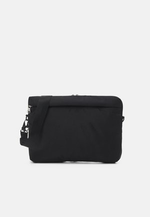 Sort rektangulær crossbody taske med lynlås og justerbar skulderrem på hvid baggrund.