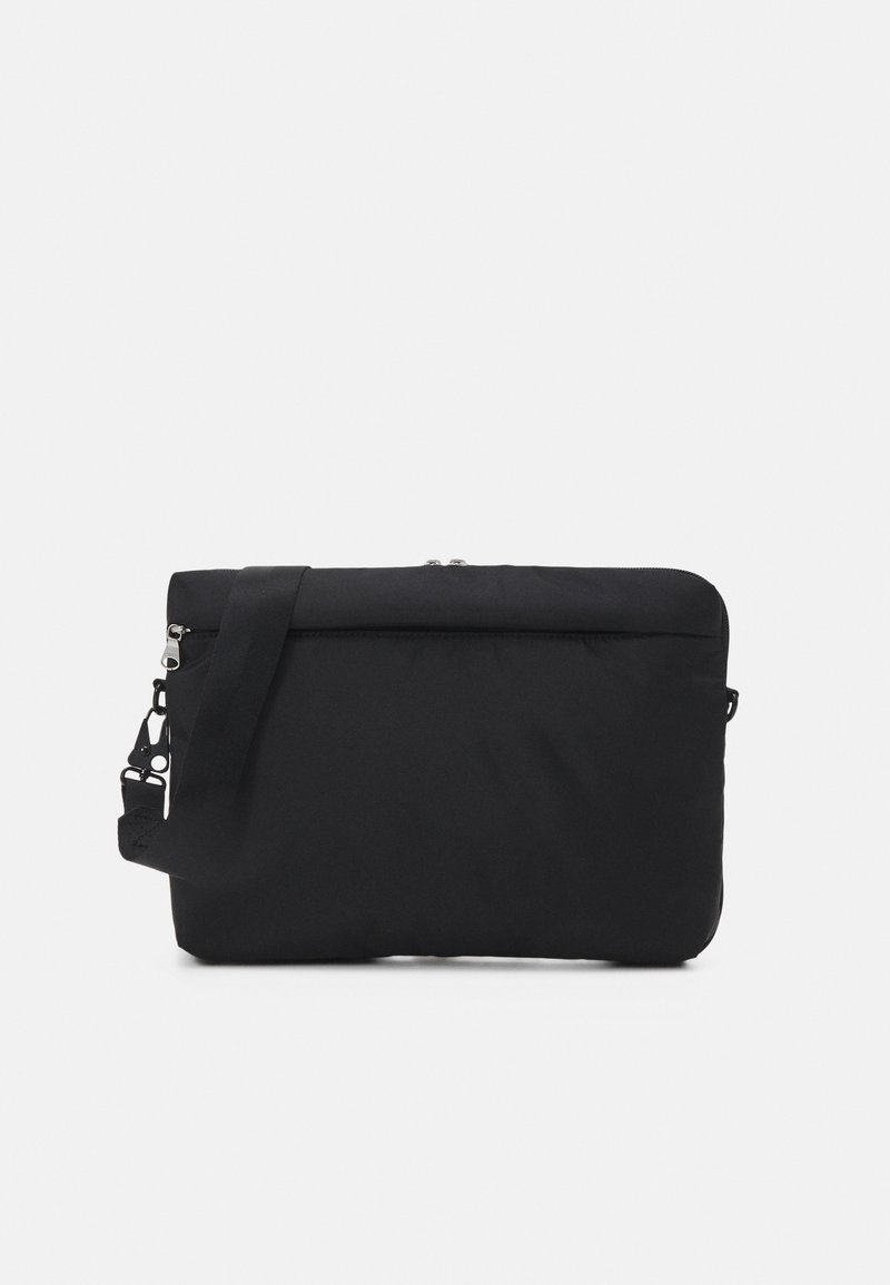 Sac bandoulière rectangulaire noir avec fermeture éclair et sangle d'épaule réglable sur fond blanc.