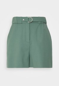 Pantaloni corti verde su misura con vita alta, design con cintura e fibbia in metallo argentato, e un tessuto liscio e testurizzato.