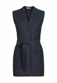 Mörkblå linneklänning i väststil med vita vertikala ränder, ärmlös design, V-ringning, midjeband, två framfickor och knappprynn. 