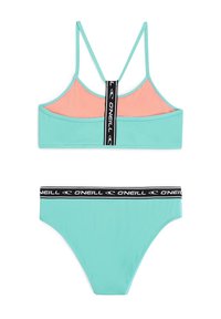Svetlomintový bikiny set so trojuholníkovým braletom, ktorý má broskyňovú sieťovanú vsádku a čierny značkový pruh, doplnený o zodpovedajúce mintové nohavičky.