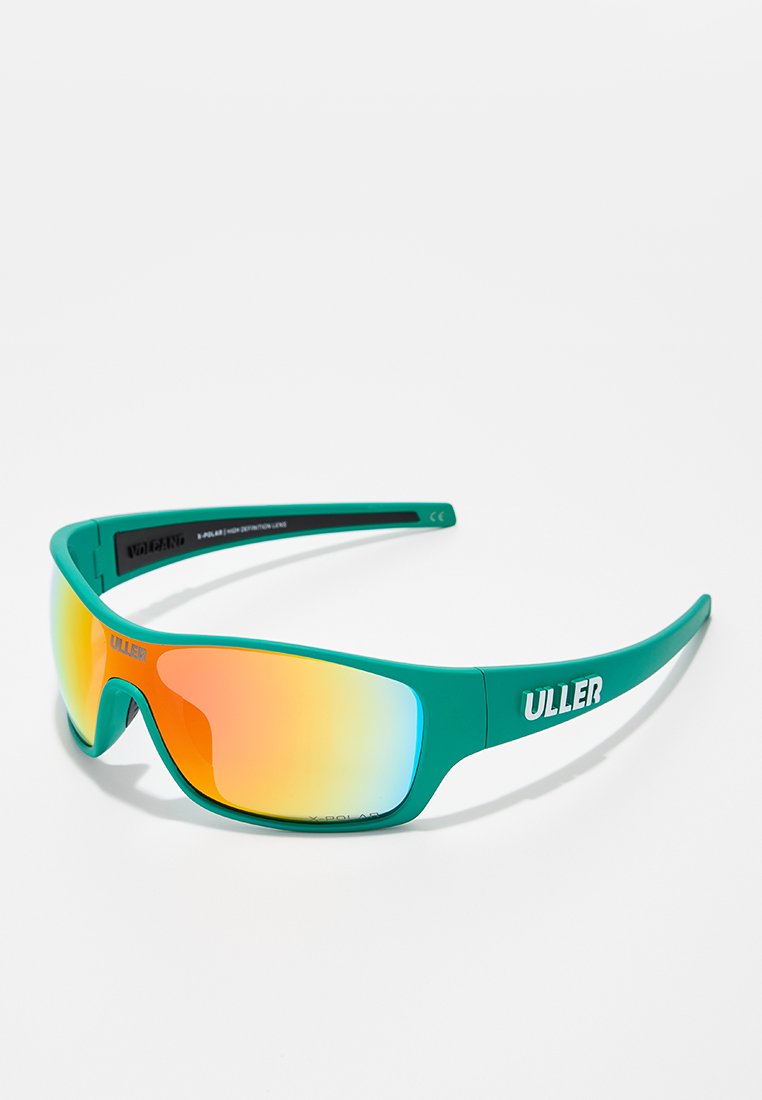 Gafas de sol deportivas verdes con lentes espejados rojos y naranjas, diseño ligero, acentos de goma y la marca ULLER en los laterales.