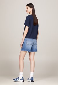 Tommy Jeans FLAG TEE - Marškinėliai su spaudiniu - dark night navy