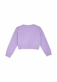 Sudadera corta de manga larga en color lavanda con dobladillo y puños elásticos, vista desde la parte posterior sobre un fondo blanco.