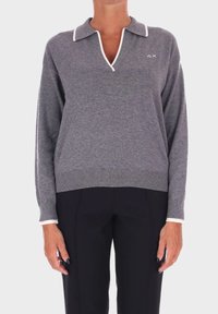 Maglione grigio con un colletto, dettagli bianchi, maniche lunghe e una vestibilità rilassata. Logo ricamato sul petto.