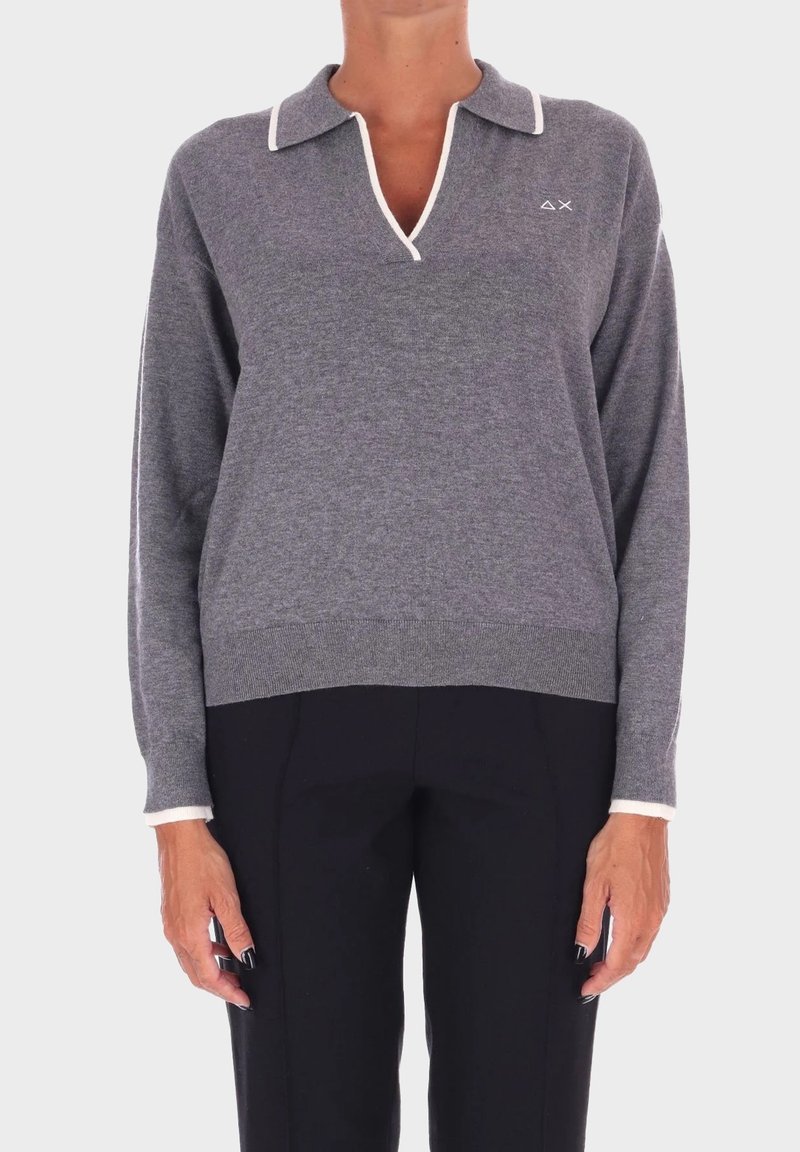 Maglione grigio con un colletto, dettagli bianchi, maniche lunghe e una vestibilità rilassata. Logo ricamato sul petto.