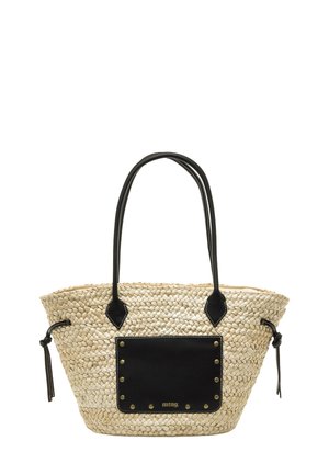 Bolso tote de paja tejido con detalles en cuero negro, con forma redondeada, asas largas y un bolsillo delantero con tachuelas doradas y logo.