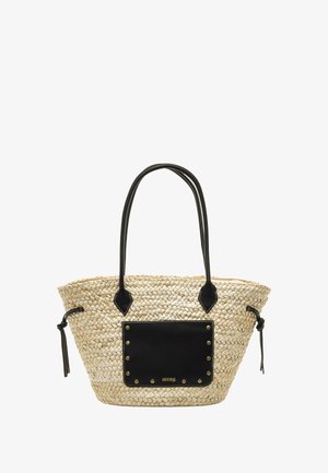Bolso tote de paja tejido con detalles en cuero negro, con forma redondeada, asas largas y un bolsillo delantero con tachuelas doradas y logo.