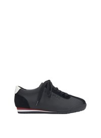 Czarne sneakersy z gładką skórzaną cholewką, zamszowymi akcentami i białą łatką na pięcie. Posiadają czarne sznurowadła i niskoprofilową gumową podeszwę z czerwoną stripe.