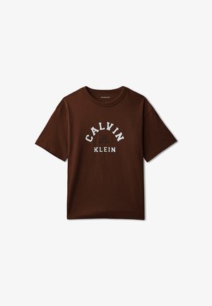 T-shirt di cotone marrone con design grafico testuale bianco e grigio. Maniche corte e girocollo classico. Vestibilità semplice e casual.