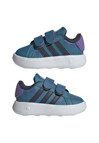 Zapatillas infantiles Adidas con parte superior sintética azul, lunares morados y turquesas, franjas grises y correas de velcro; suela de goma blanca.