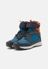 Blaue und marineblaue Wanderschuhe aus synthetischen Materialien, mit verstellbarem Riemen, orangefarbenen Akzenten und einer strukturierten Oberseite mit Schnürsenkeln.