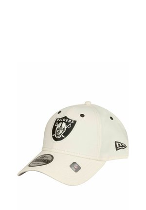 Casquette de baseball crème réglable avec un logo noir des Raiders à l'avant, des coutures grises et une visière incurvée. Étiquette de marque sur le côté.