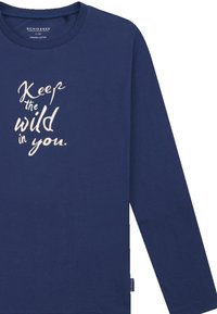 T-shirt à manches longues bleu marine en coton biologique, avec un design en texte script blanc qui dit "Garde le sauvage en toi."