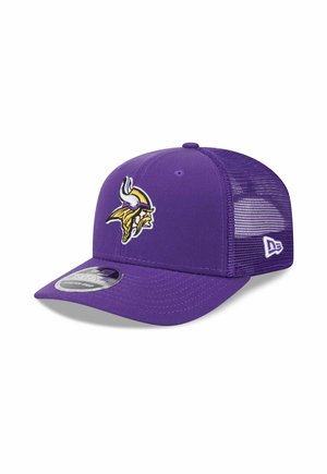 Lila Mesh-Baseballkappe mit verstellbarem Verschluss und einem gelben Wikingerkopf-Logo auf der Vorderseite sowie einem weißen Markenlogo an der Seite.