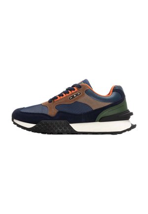 Zapatillas deportivas de malla azul marino con acentos en marrón, verde y naranja. Presentan una suela de goma texturizada y materiales en contraste para un detalle adicional.
