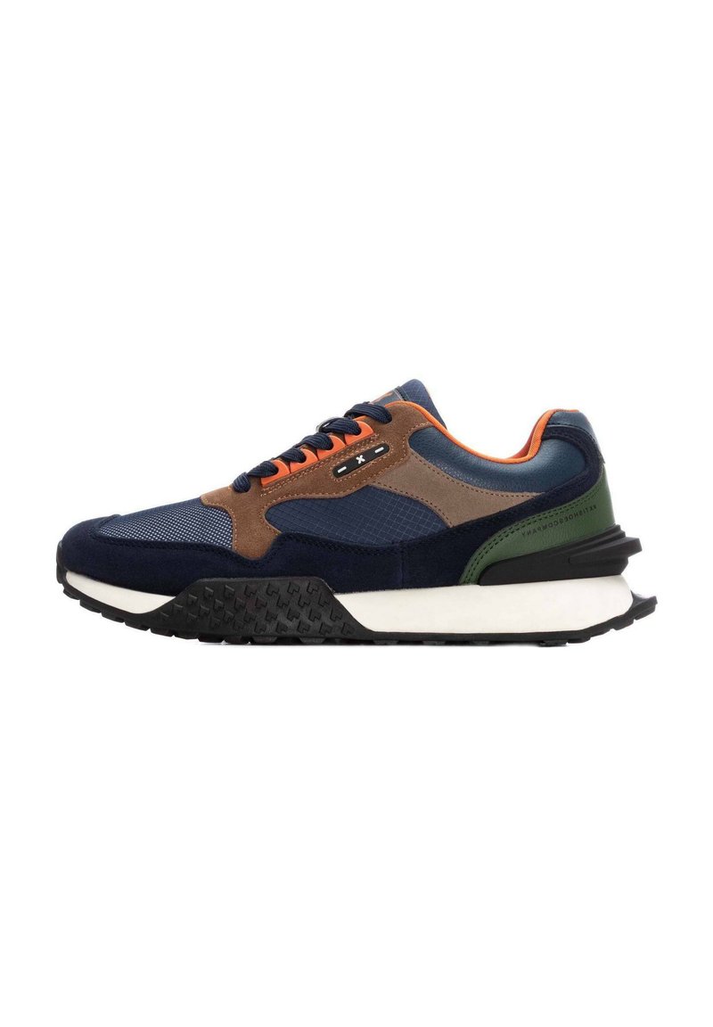 Zapatillas deportivas de malla azul marino con acentos en marrón, verde y naranja. Presentan una suela de goma texturizada y materiales en contraste para un detalle adicional.